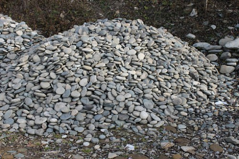 Kamenclub.ru: Галька речная плоская (ассорти) фр. 70-150 мм. купить  в Кирове галька галечник серый белый темно-серый синий светло-серый плоская природная галька  9000 руб/т   фото КАМЕНЬ КЛУБ