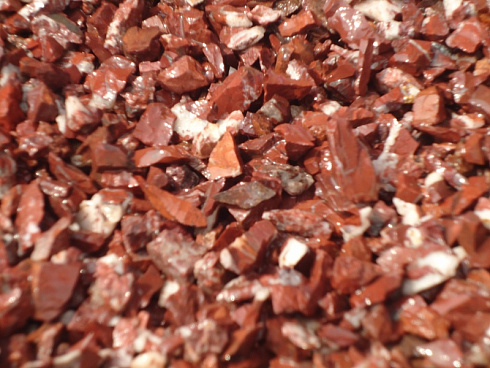 Kamenclub.ru: Щебень крошка красный (ЯШМА) фр. 10-20 мм.  купить в Кирове яшма красный, бордовый, оранжевый, рыжий декоративный каменный ландшафтный щебень колотый 9000 руб/т   фото КАМЕНЬ КЛУБ