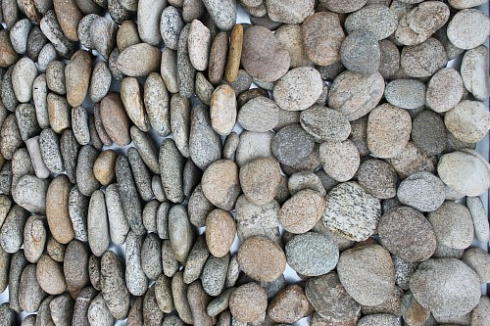 Kamenclub.ru: Галька речная плоская (серо-белая) фр. 70-120 мм. купить  в Кирове галька галечник речной серый, белый окатанная плоская  природная галька 9000 руб/т   фото КАМЕНЬ КЛУБ